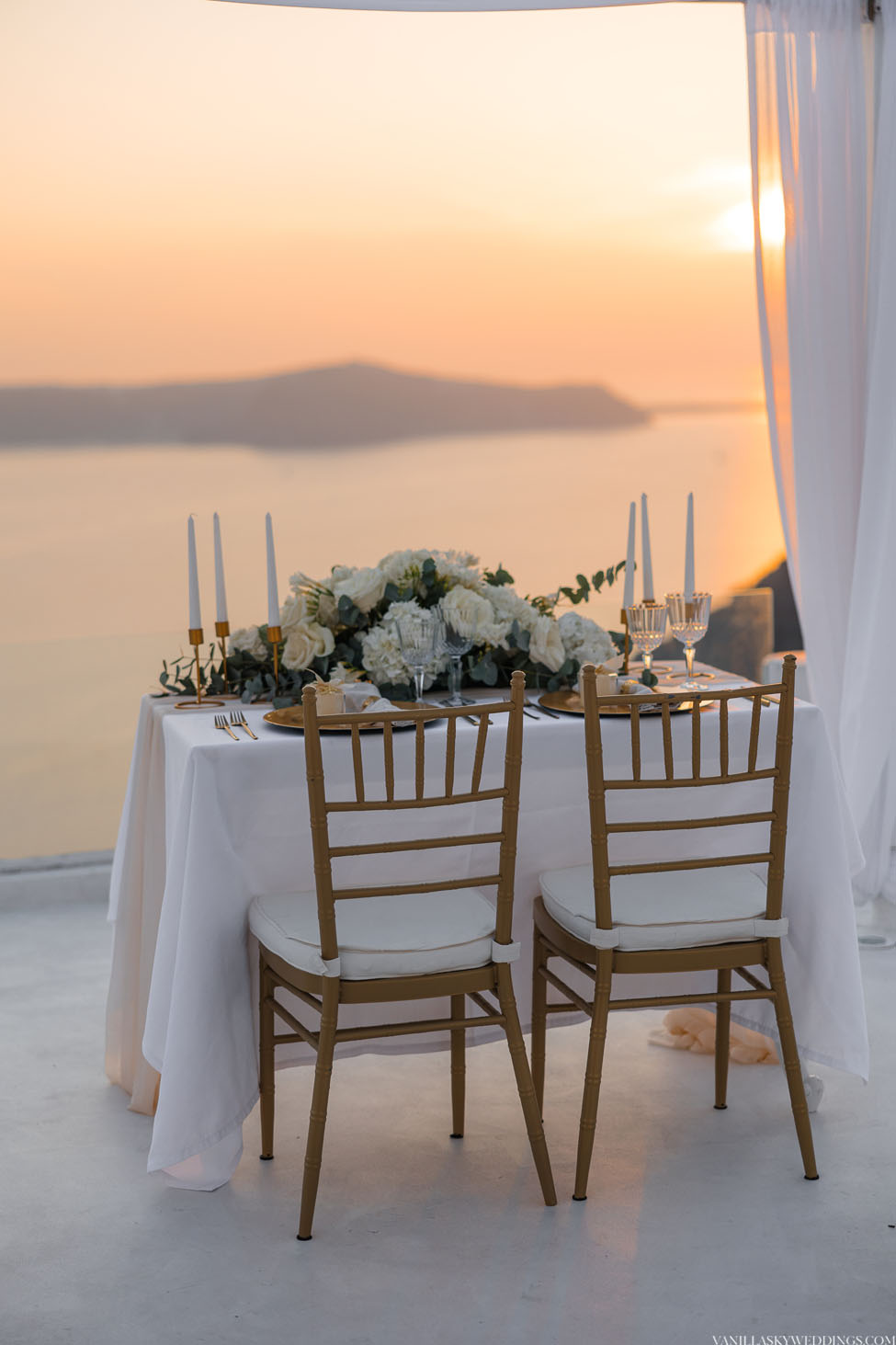 a&a_intimate_elopement_dana_villas_location_santorini_greece